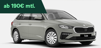 Skoda Scala Essence in blau metallic in der Dreiviertelansicht von vorne beim Fahren auf einer Stra&szlig;e