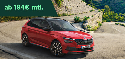 Roter Skoda Kamiq Monte Carlo in der Dreiviertelansicht von vorne parkend auf einer Bergstra&szlig;e