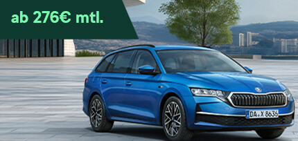 &Scaron;koda Octavia Combi Tour in blau metallic parkend vor einen Geb&auml;ude in der Dreiviertelansicht von vorne