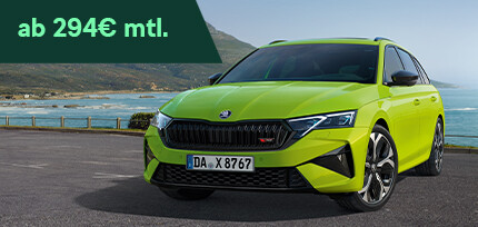 Gr&uuml;ner Skoda Octavia Combi RS auf einem Parkplatz am Meer in der Dreiviertelansicht von hinten