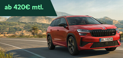 Roter Skoda Kodiaq RS in der Dreiviertelansicht von vorne fahrend auf einer Stra&szlig;e mit Bergen im Hintergrund