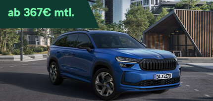 Blauer Skoda Kodiaq Sportline 2.0 TDI in der Dreiviertelansicht stehend auf einem Parkplatz von vorne