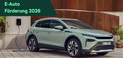 Ein Skoda Elroq parkend in der Dreiviertelansicht von vorne beim Aufladen an einer Wallbox