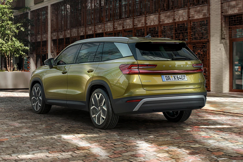 Dreiviertelansicht von hinten eines Skoda Kodiaq parkend vor einem Geb&auml;ude