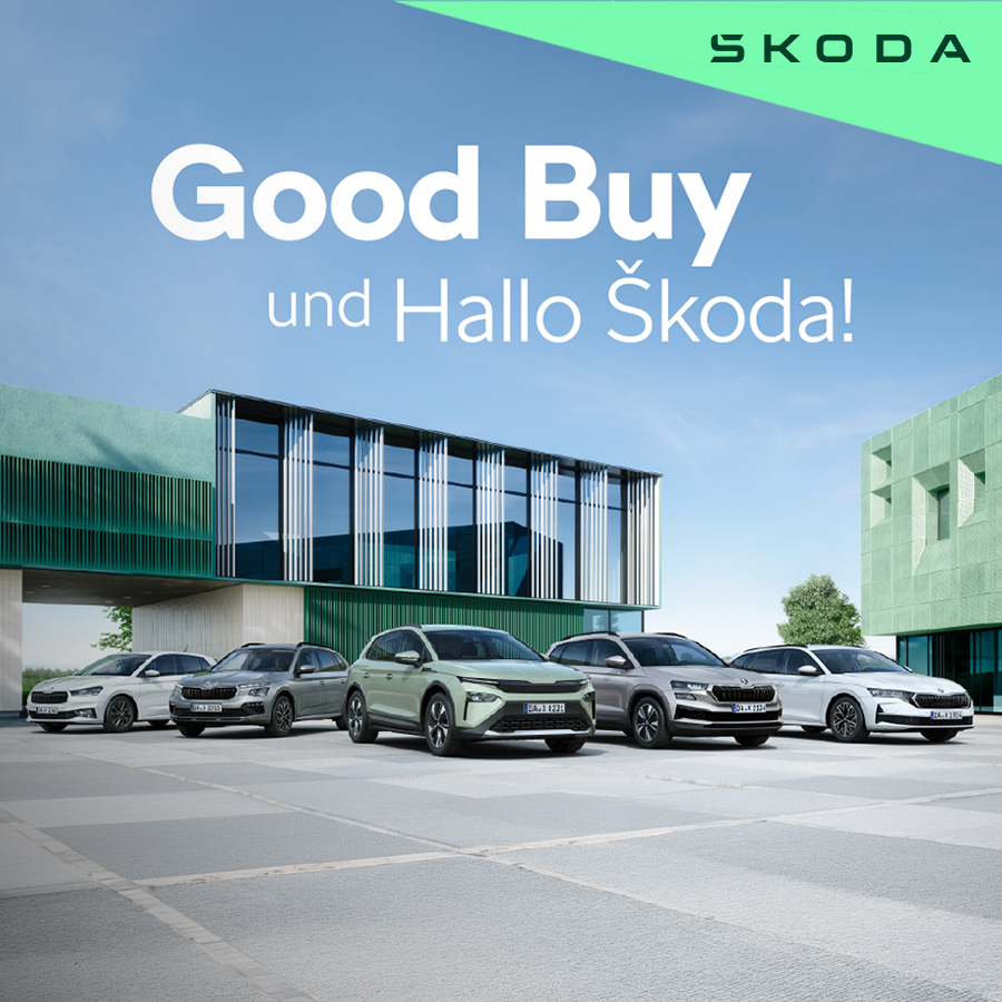 Verschiedene Skoda Modelle nebeneinander parkend in der Dreiviertelansicht von vorne mit einem Geb&auml;ude im Hintergrund