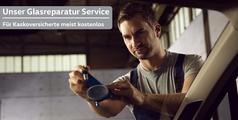 Ein Skoda Mitarbeiter bei der Reparatur der Windschutzscheibe